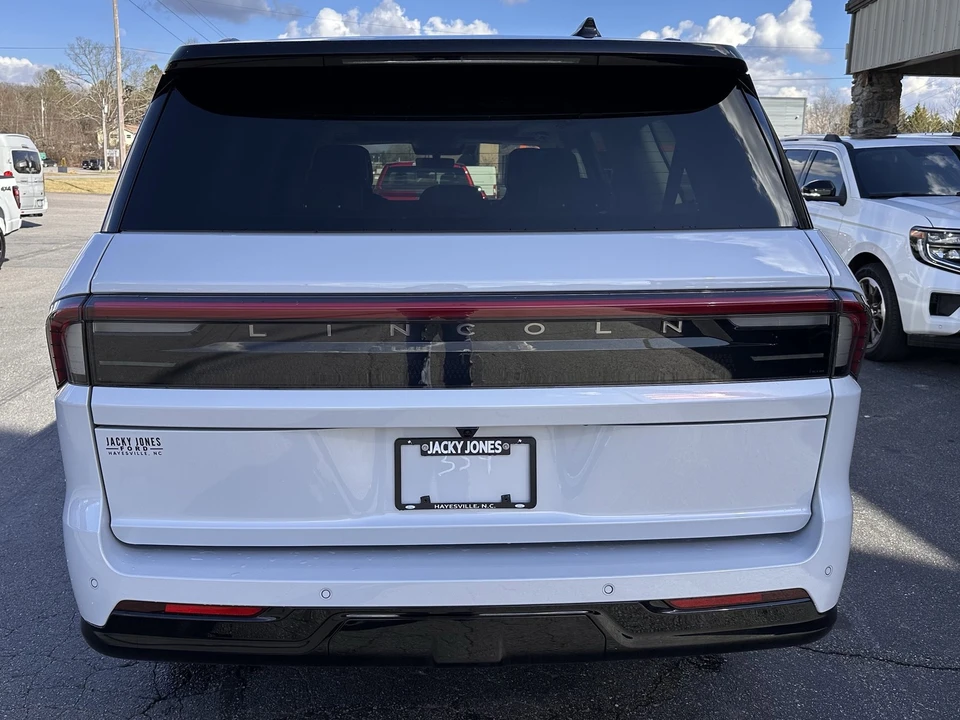 2025 Lincoln Navigator 4th Gen - Image 7 of 31