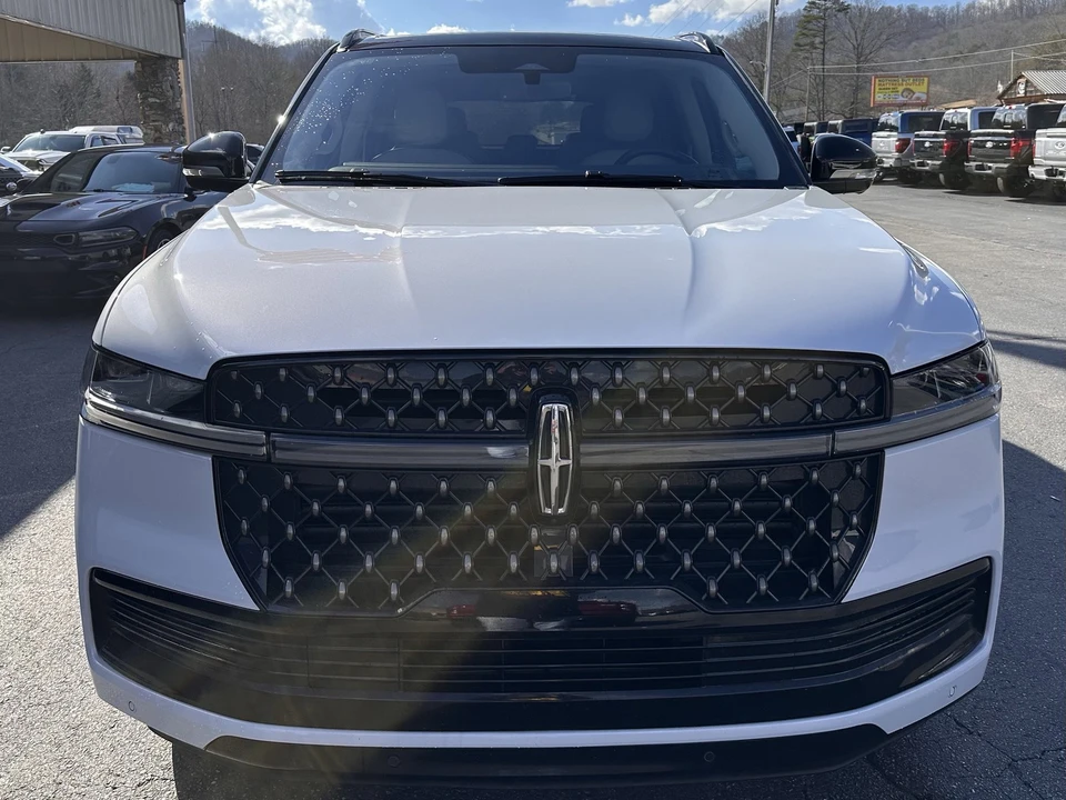 2025 Lincoln Navigator 4th Gen - Image 3 of 31