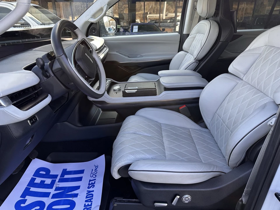 2025 Lincoln Navigator 4th Gen - Image 10 of 31