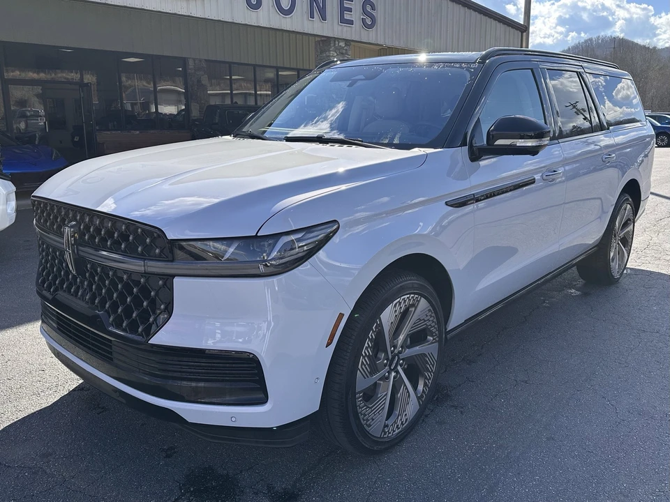 2025 Lincoln Navigator 4th Gen - Image 2 of 12