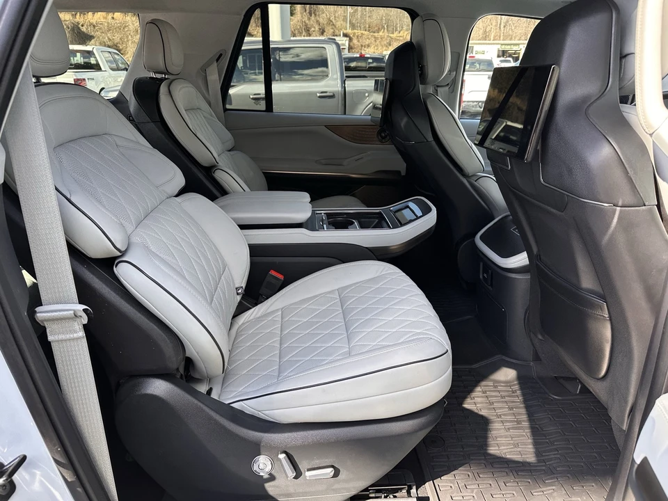 2025 Lincoln Navigator 4th Gen - Image 19 of 31