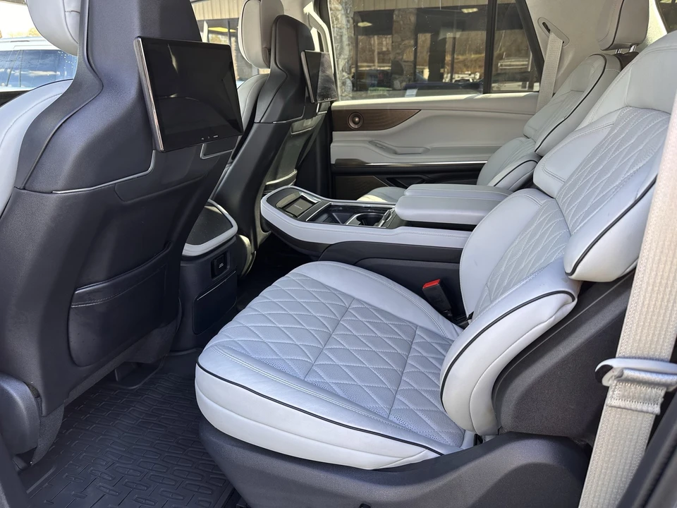 2025 Lincoln Navigator 4th Gen - Image 13 of 31