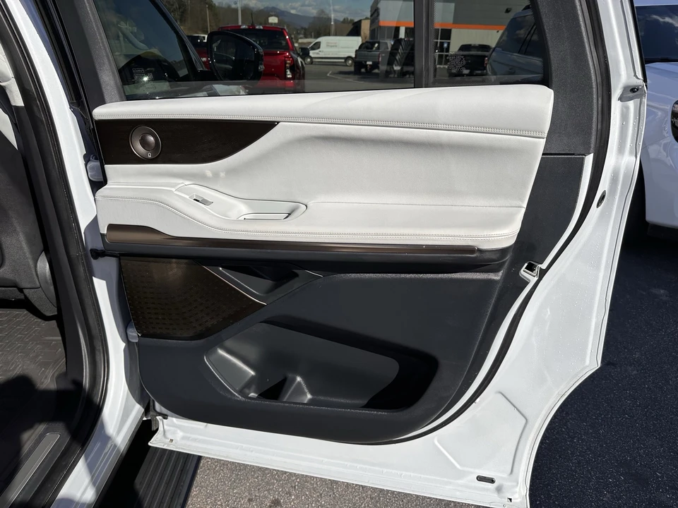 2025 Lincoln Navigator 4th Gen - Image 18 of 31