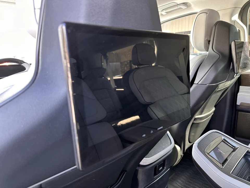 2025 Lincoln Navigator 4th Gen - Image 14 of 31