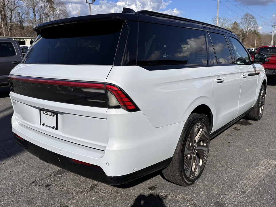 2025 Lincoln Navigator 4th Gen - Image 6 of 31