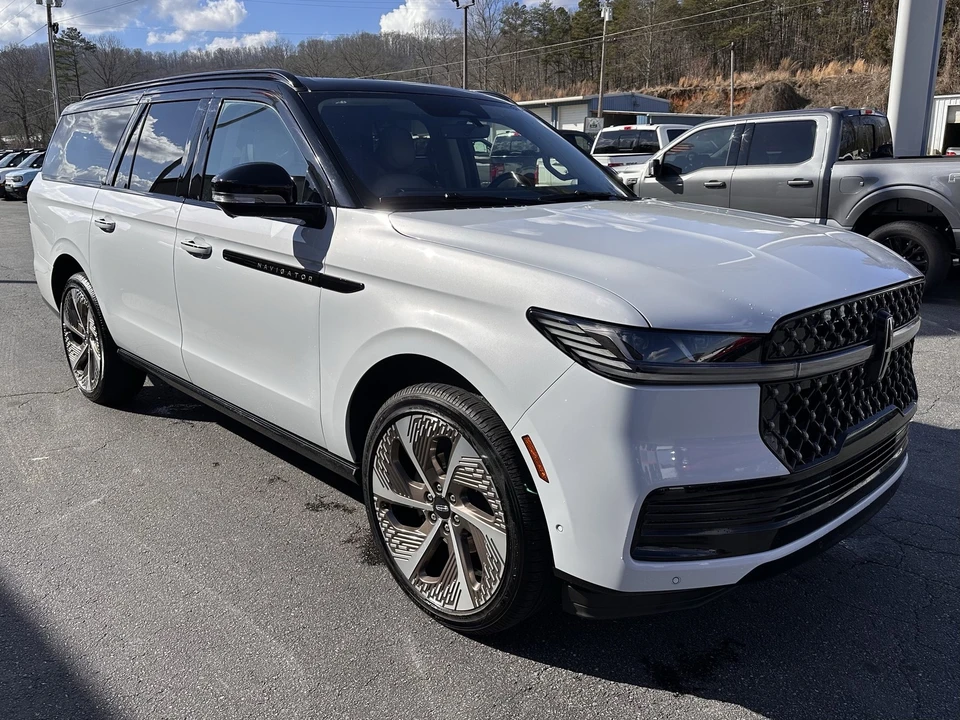 2025 Lincoln Navigator 4th Gen - Image 4 of 12
