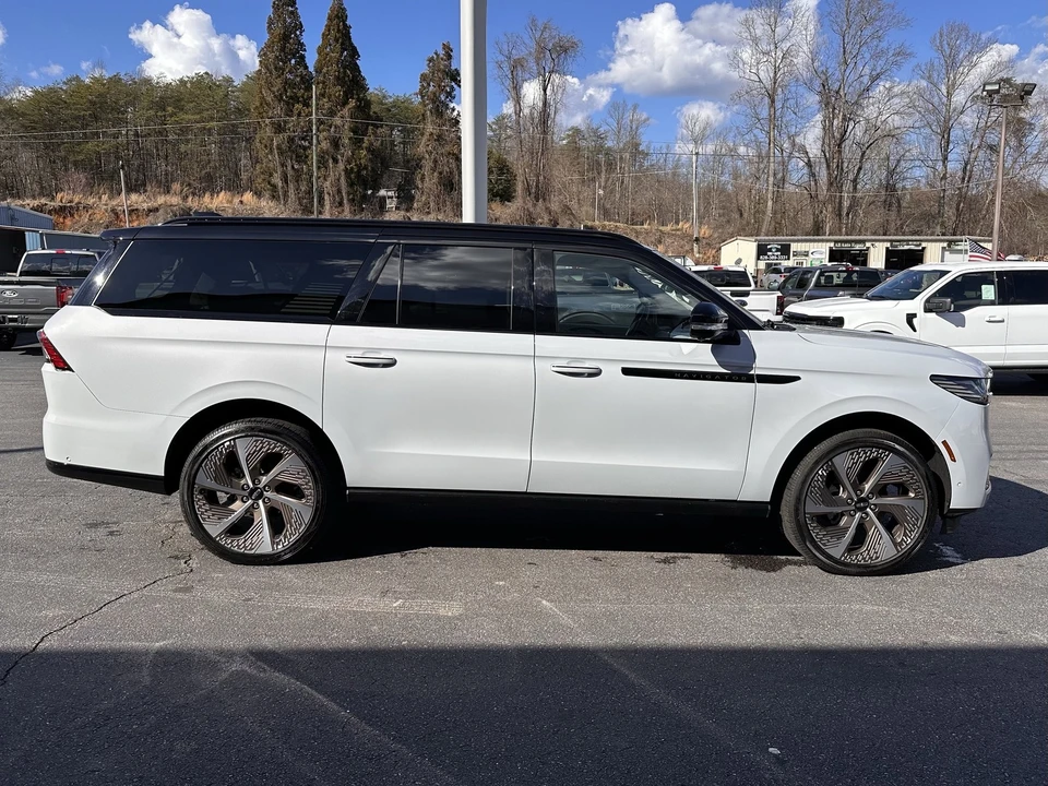 2025 Lincoln Navigator 4th Gen - Image 5 of 31