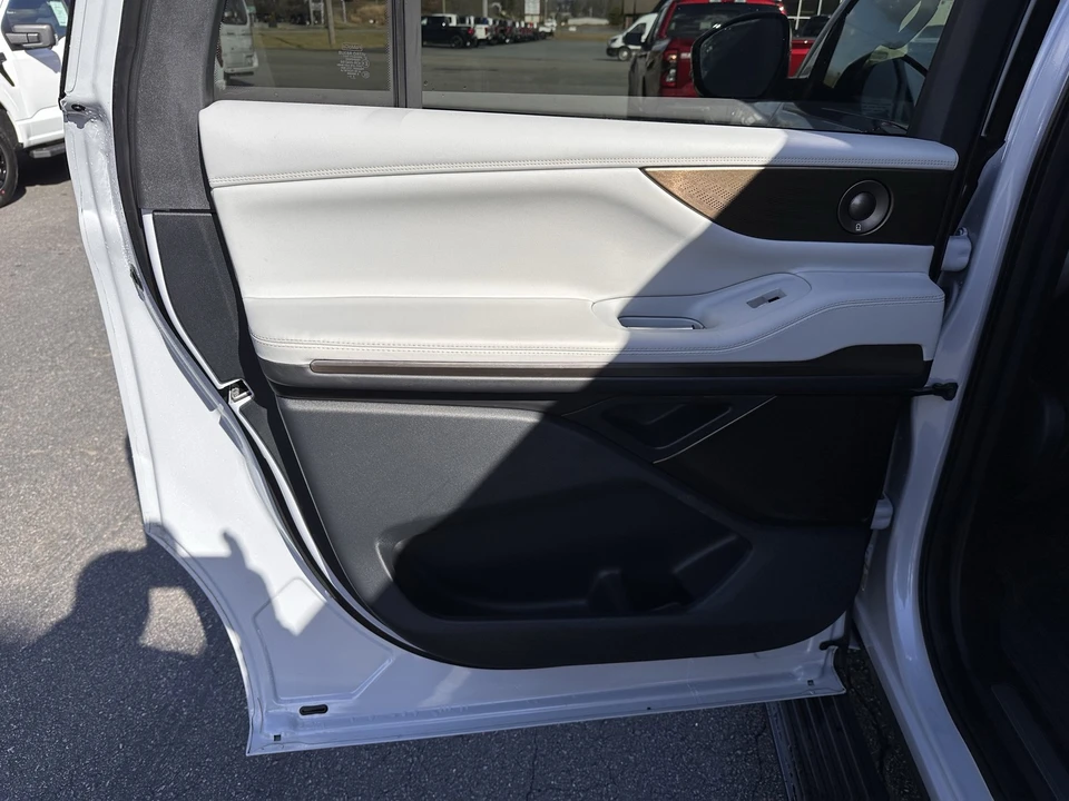 2025 Lincoln Navigator 4th Gen - Image 12 of 31
