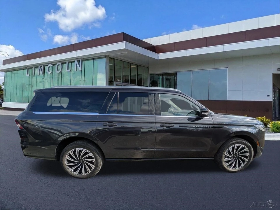 2025 Lincoln Navigator 4th Gen - Image 3 of 21