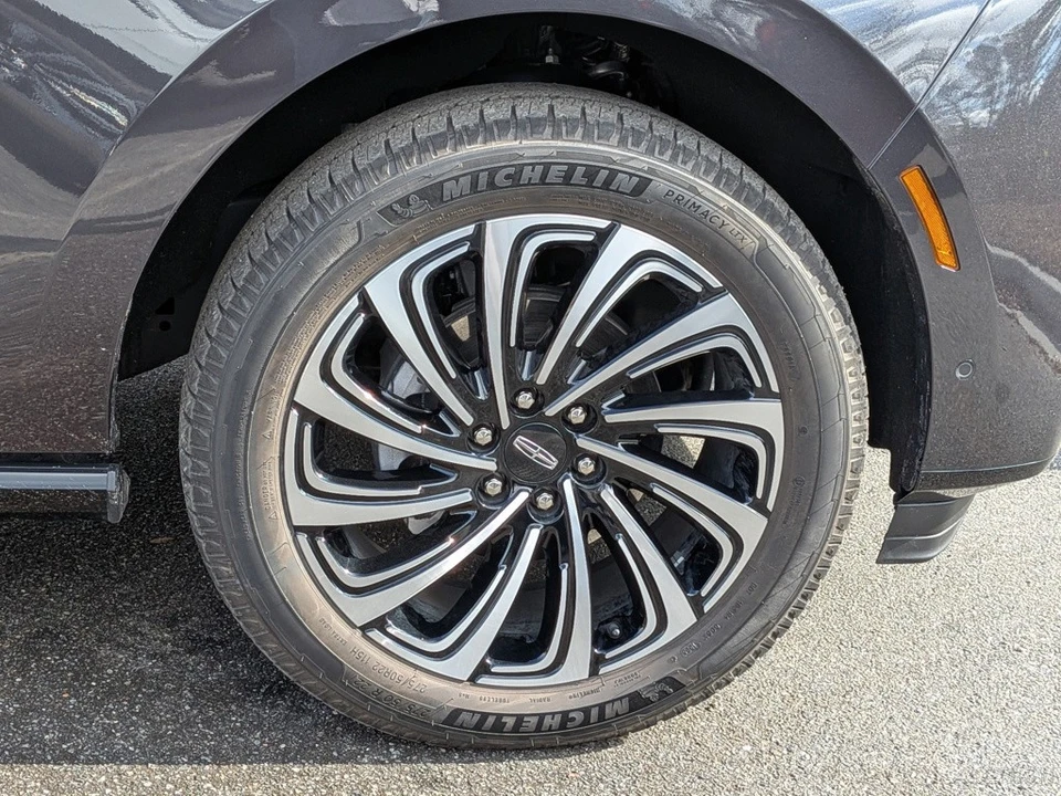 2025 Lincoln Navigator 4th Gen - Image 13 of 21