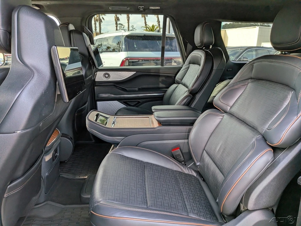 2025 Lincoln Navigator 4th Gen - Image 17 of 21