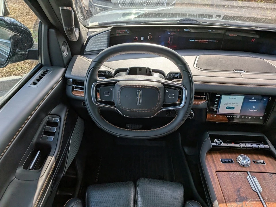 2025 Lincoln Navigator 4th Gen - Image 20 of 21