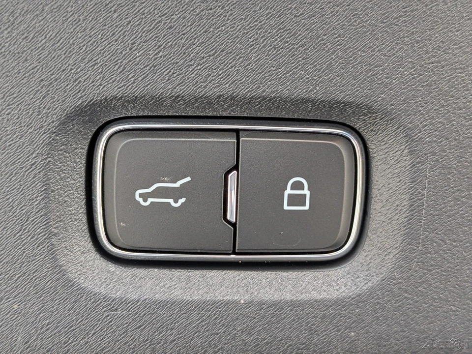 2025 Lincoln Navigator 4th Gen - Image 16 of 21