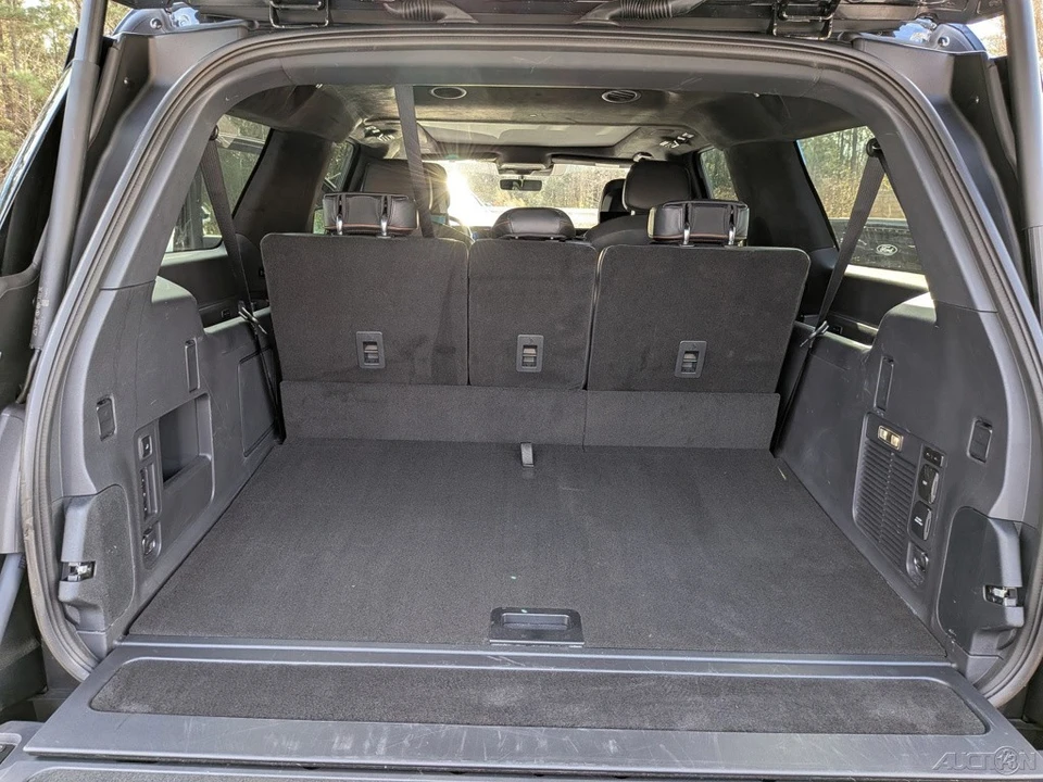2025 Lincoln Navigator 4th Gen - Image 15 of 21