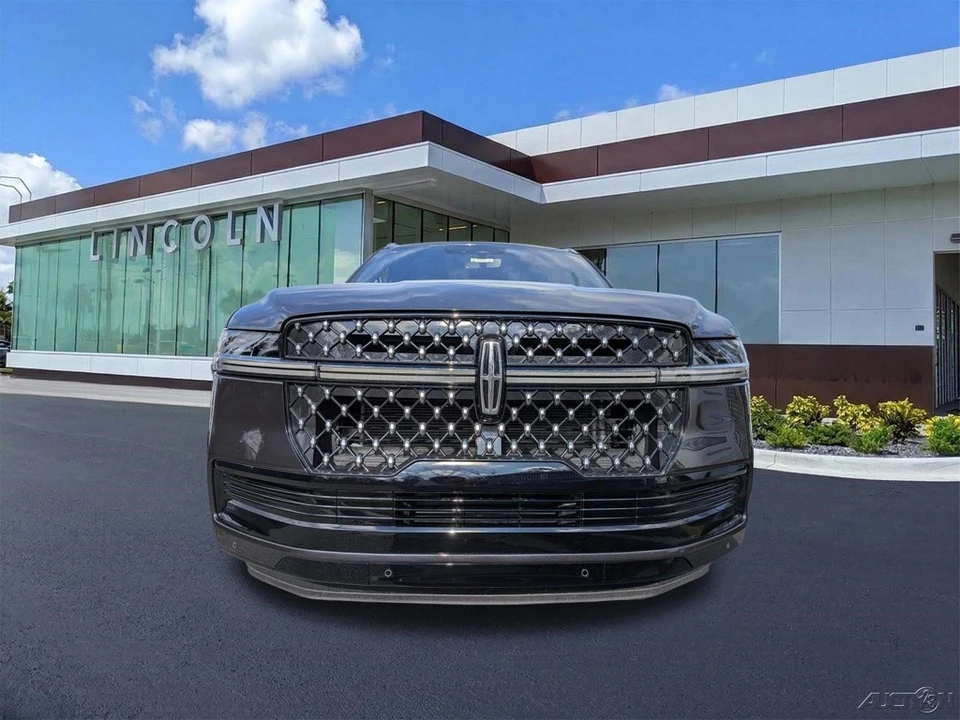 2025 Lincoln Navigator 4th Gen - Image 9 of 21