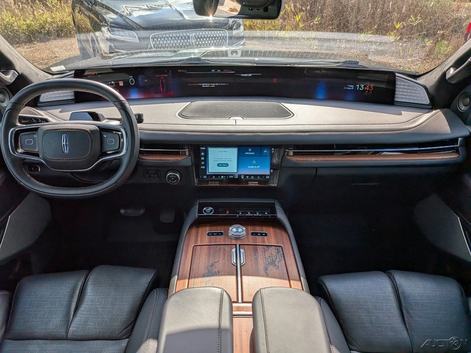 2025 Lincoln Navigator 4th Gen - Image 19 of 21