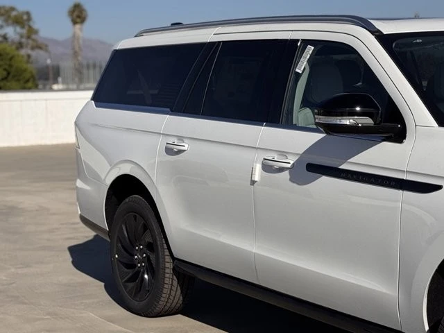 2025 Lincoln Navigator 4th Gen - Image 5 of 12