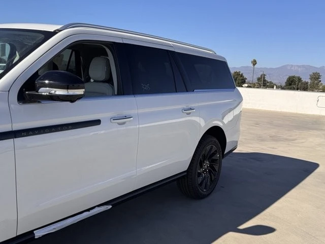 2025 Lincoln Navigator 4th Gen - Image 9 of 12