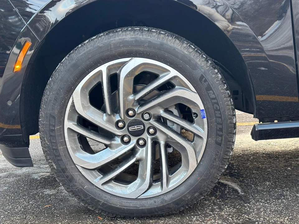 2025 Lincoln Navigator 4th Gen - Image 9 of 31