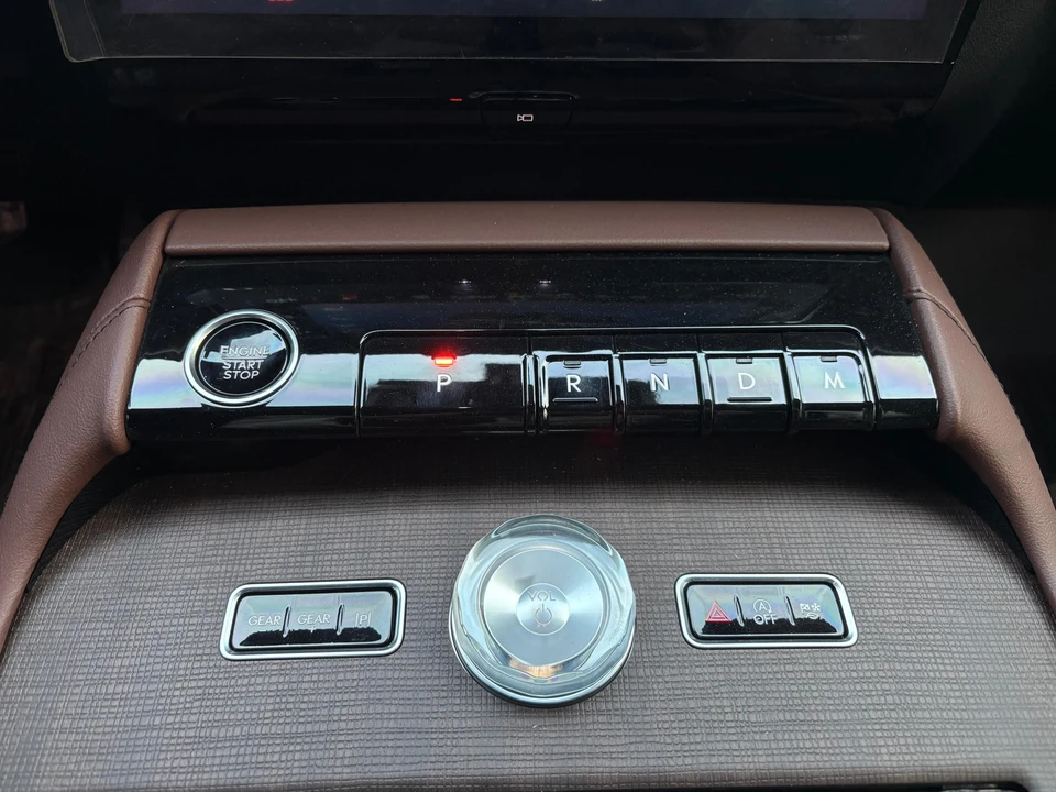 2025 Lincoln Navigator 4th Gen - Image 25 of 31