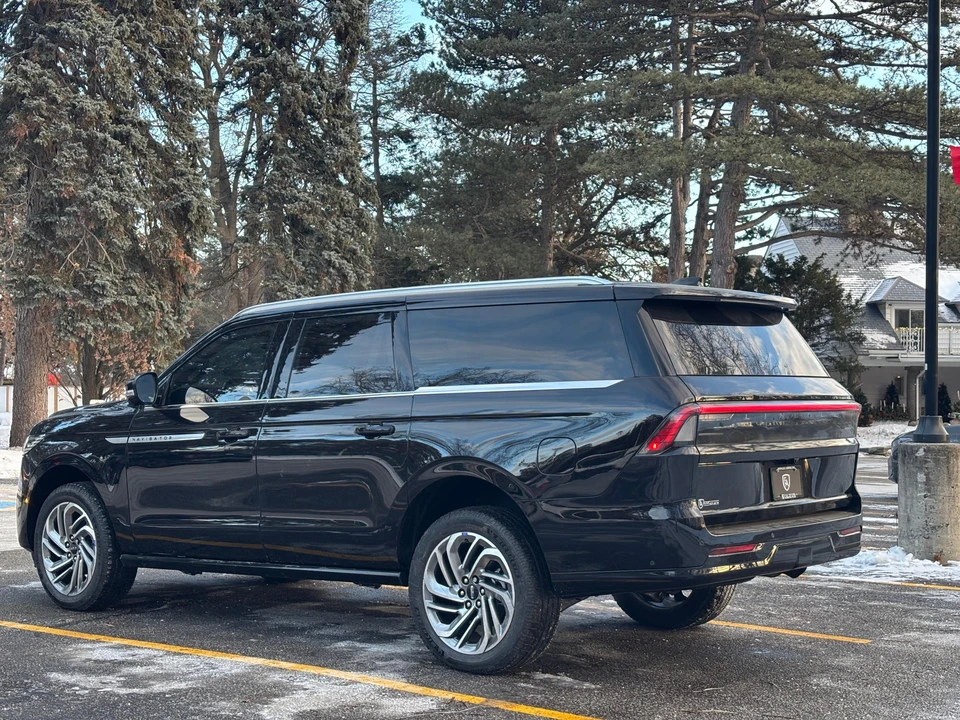 2025 Lincoln Navigator 4th Gen - Image 8 of 31