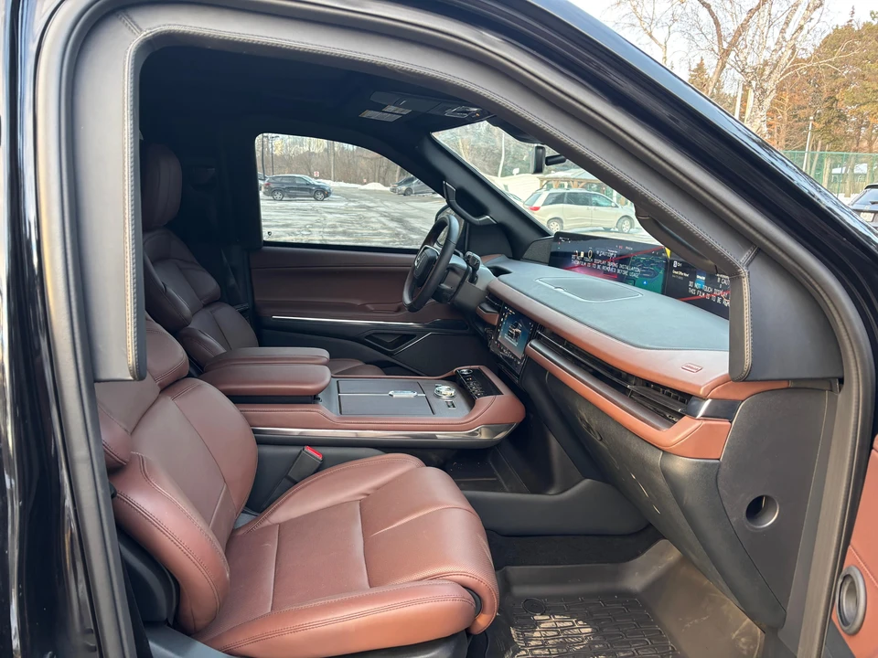 2025 Lincoln Navigator 4th Gen - Image 24 of 31