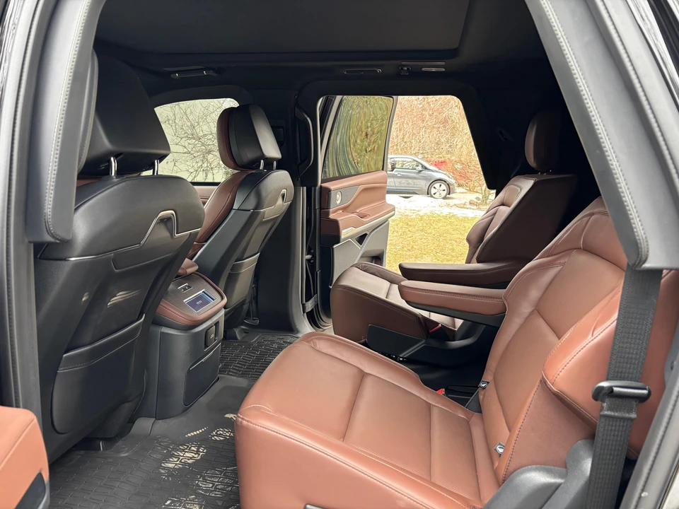 2025 Lincoln Navigator 4th Gen - Image 17 of 31