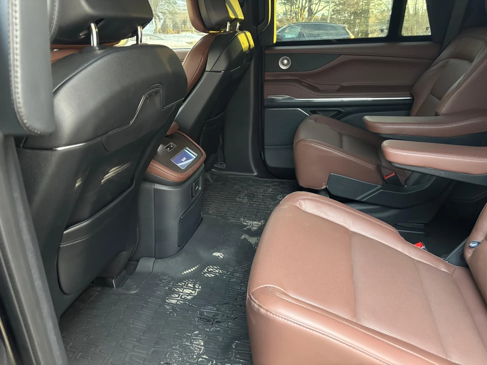2025 Lincoln Navigator 4th Gen - Image 27 of 31