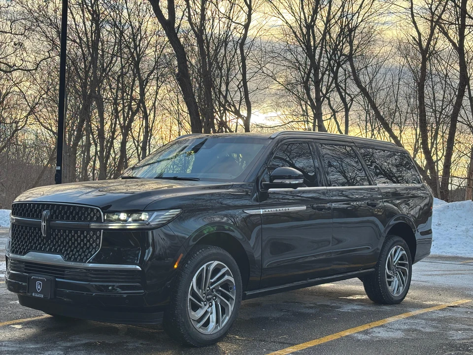 2025 Lincoln Navigator 4th Gen - Image 6 of 31