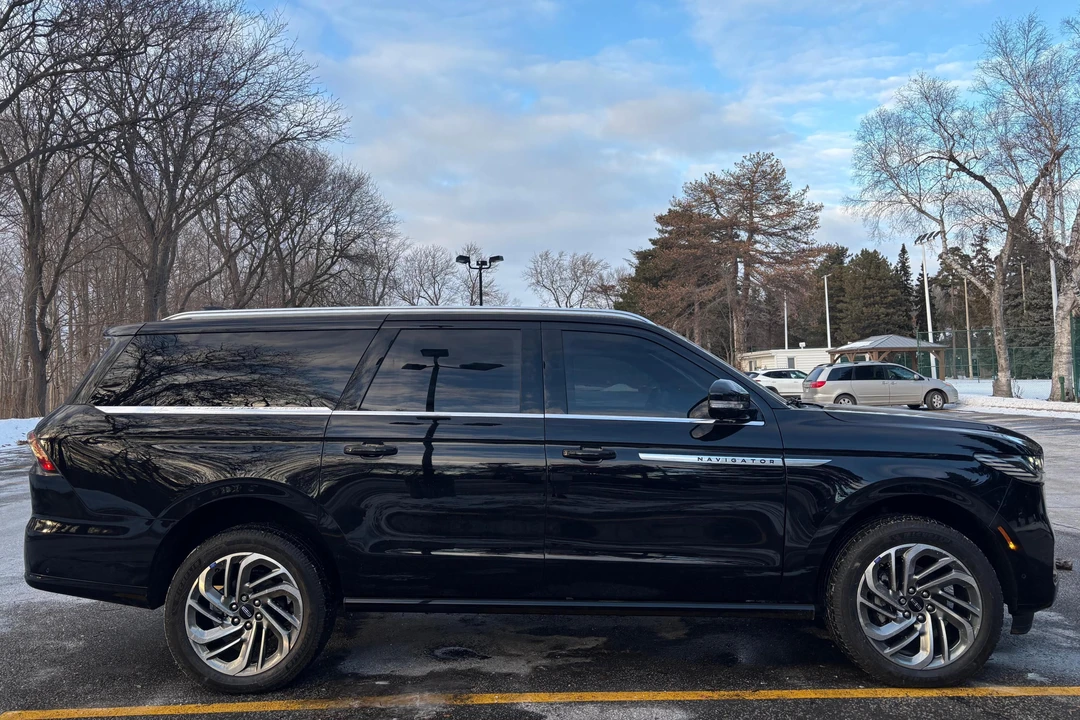 2025 Lincoln Navigator 4th Gen - Image 3 of 31