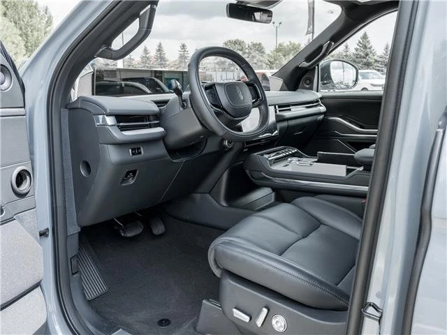 2025 Lincoln Navigator 4th Gen - Image 9 of 16