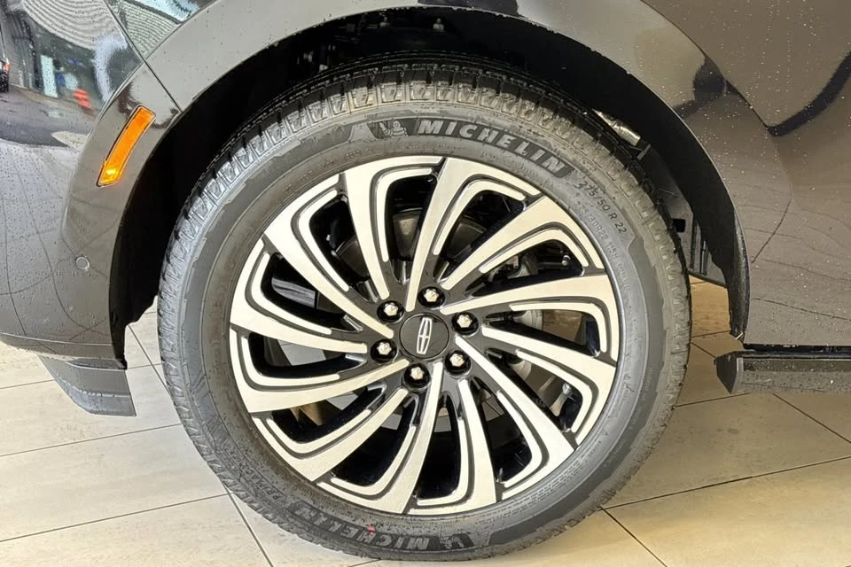 2025 Lincoln Navigator 4th Gen - Image 19 of 20