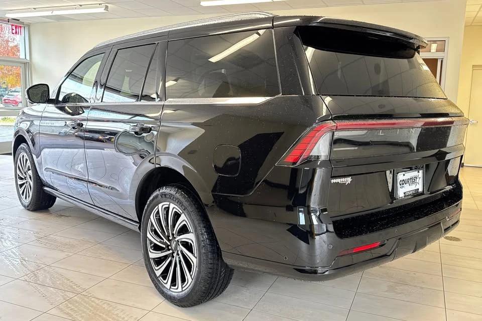 2025 Lincoln Navigator 4th Gen - Image 5 of 20
