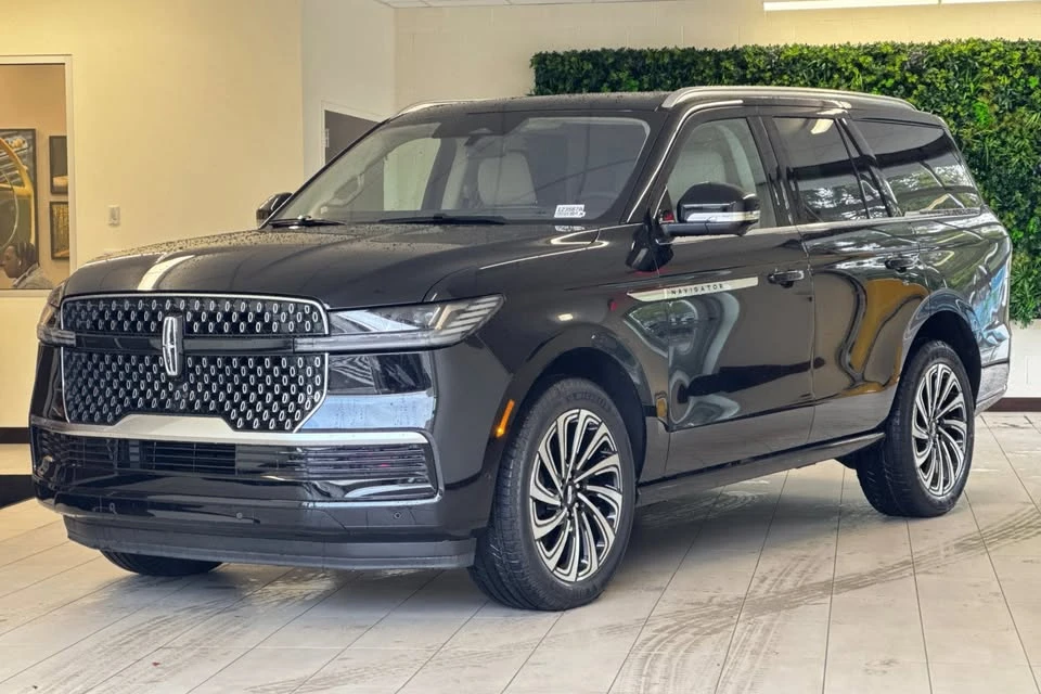 2025 Lincoln Navigator 4th Gen - Image 7 of 20