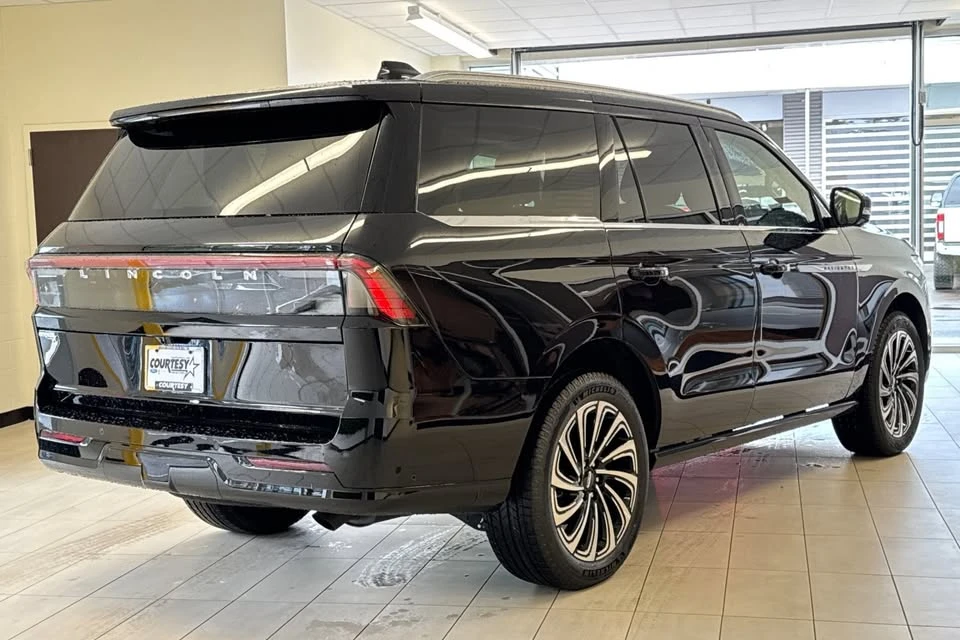 2025 Lincoln Navigator 4th Gen - Image 3 of 20