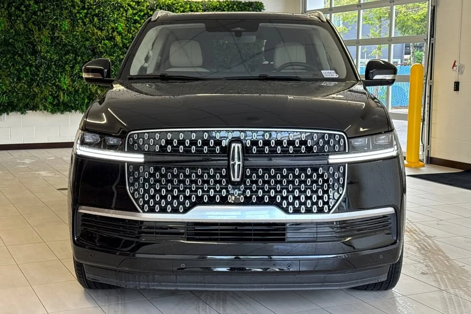 2025 Lincoln Navigator 4th Gen - Image 8 of 20