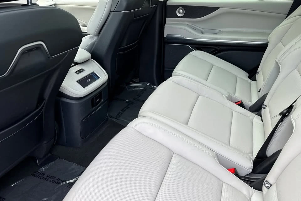 2025 Lincoln Navigator 4th Gen - Image 11 of 20