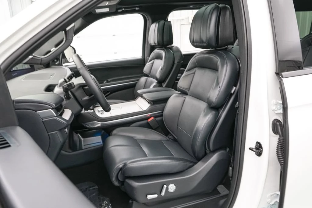 2025 Lincoln Navigator 4th Gen - Image 18 of 31