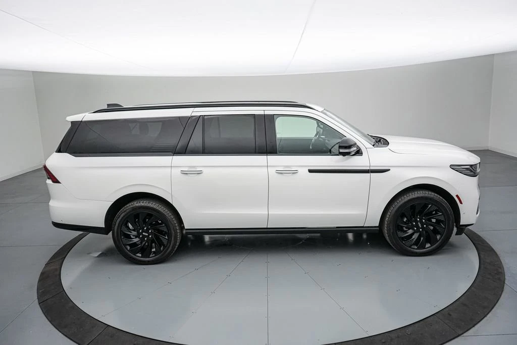 2025 Lincoln Navigator 4th Gen - Image 4 of 31