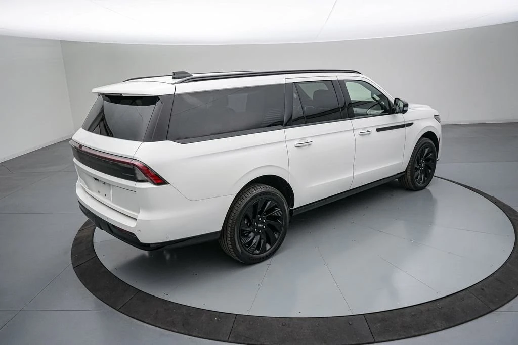 2025 Lincoln Navigator 4th Gen - Image 5 of 31