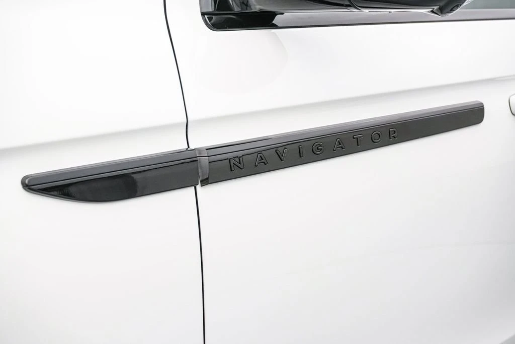 2025 Lincoln Navigator 4th Gen - Image 15 of 31