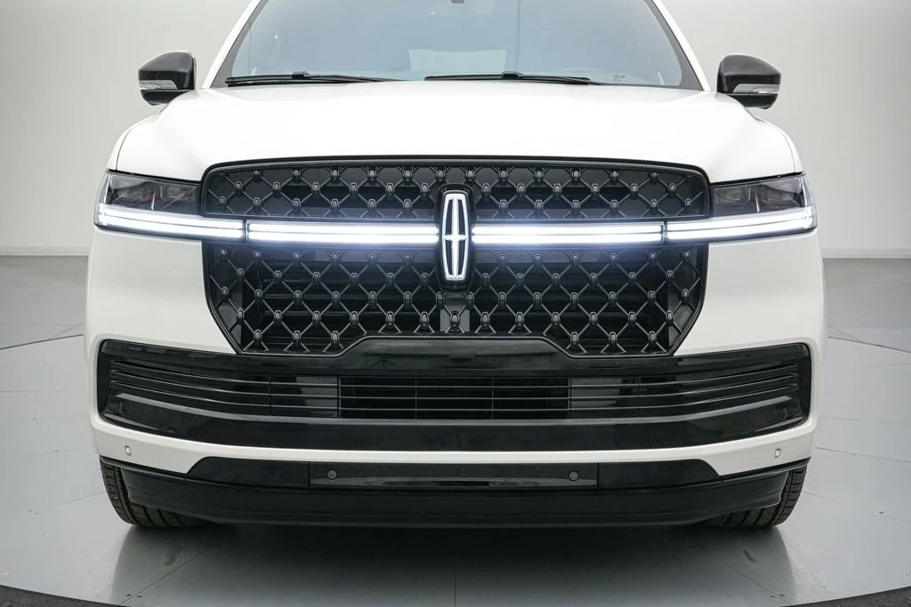 2025 Lincoln Navigator 4th Gen - Image 12 of 31