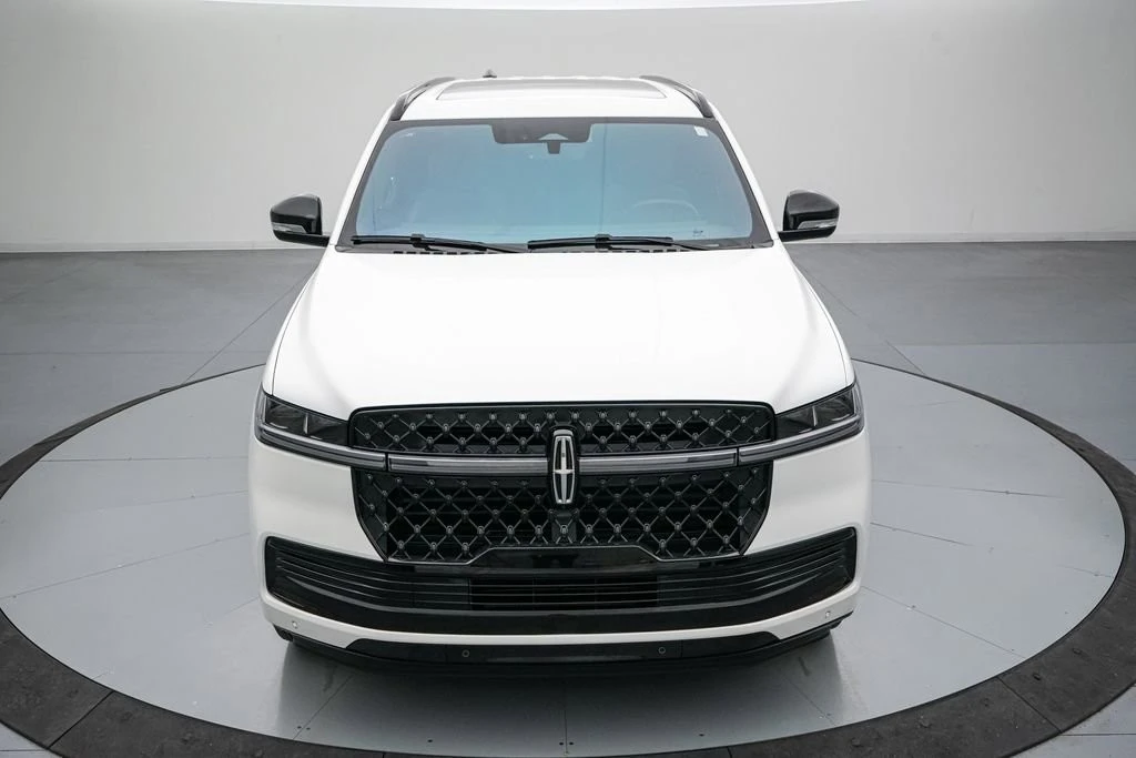 2025 Lincoln Navigator 4th Gen - Image 10 of 31