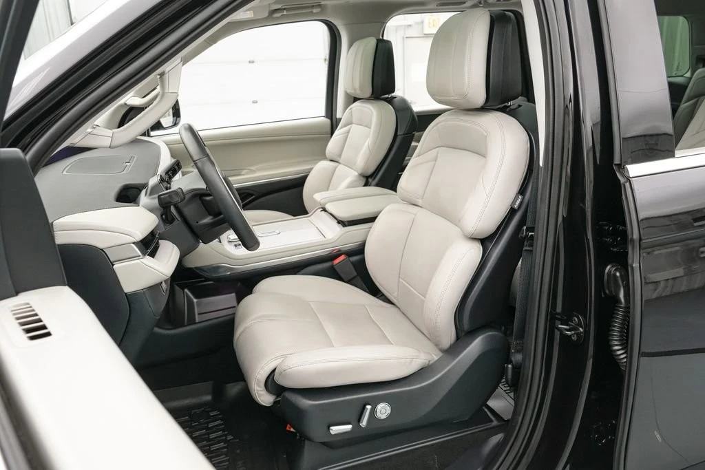 2025 Lincoln Navigator 4th Gen - Image 17 of 21