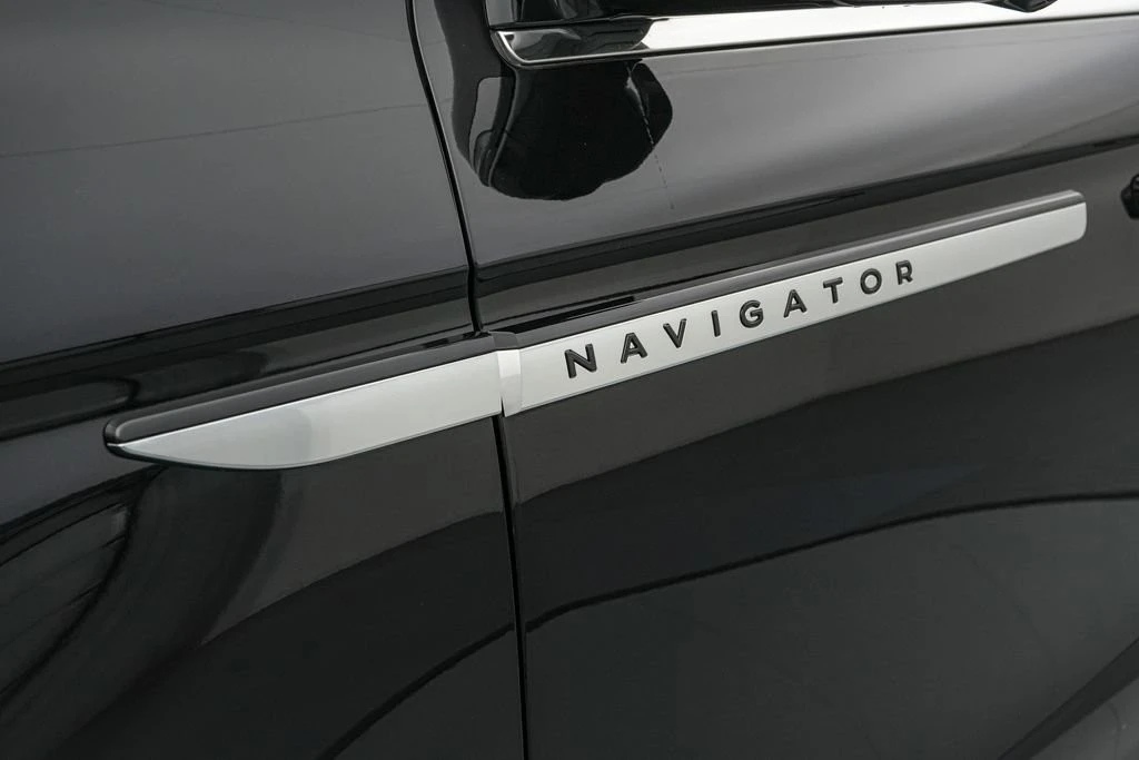 2025 Lincoln Navigator 4th Gen - Image 15 of 21