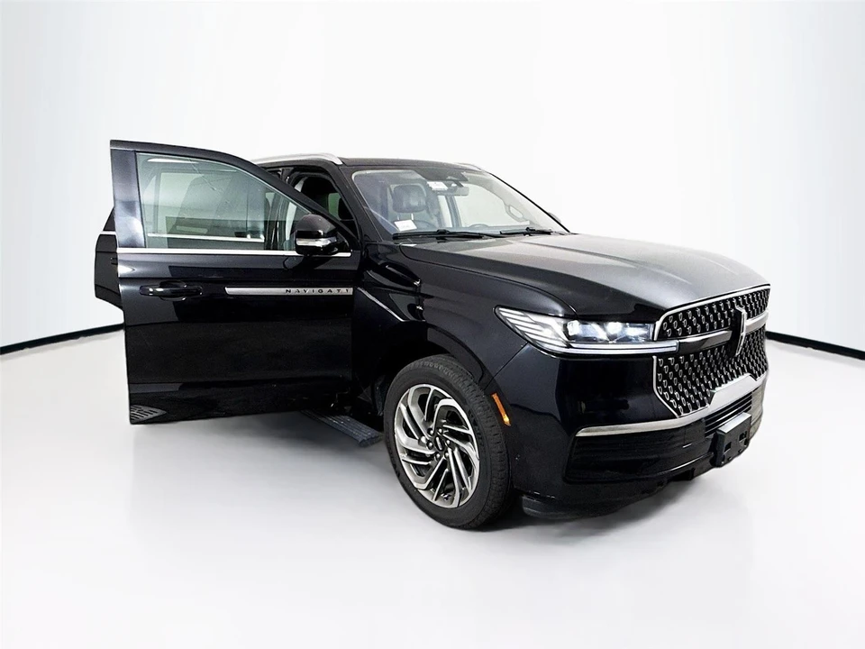 2025 Lincoln Navigator 4th Gen - Image 14 of 15