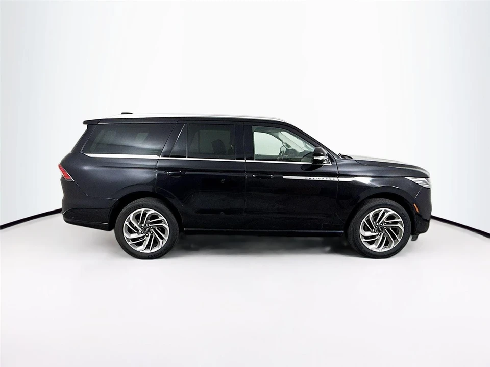 2025 Lincoln Navigator 4th Gen - Image 10 of 15