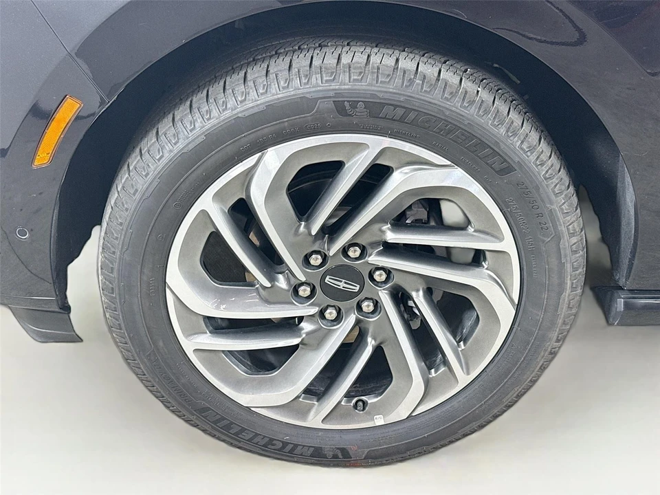 2025 Lincoln Navigator 4th Gen - Image 9 of 15