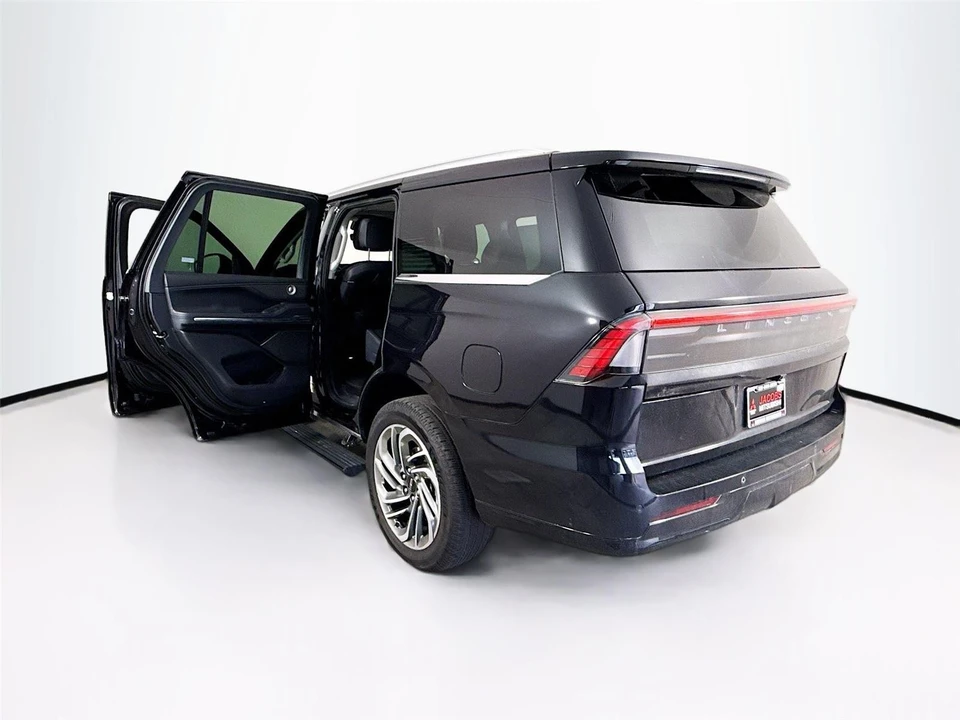 2025 Lincoln Navigator 4th Gen - Image 15 of 15