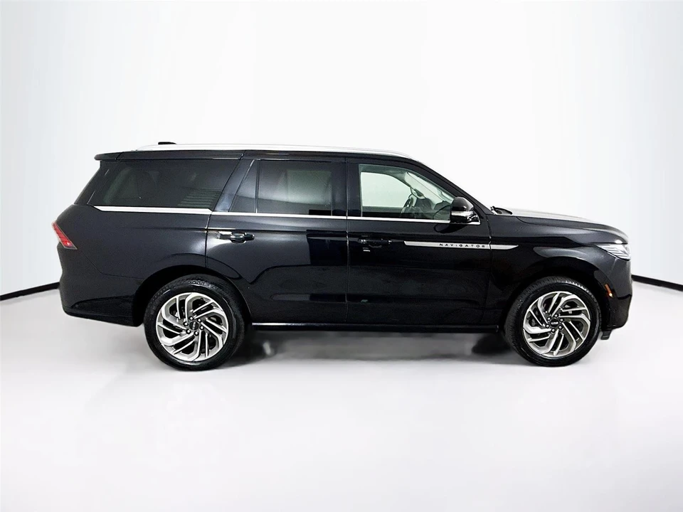 2025 Lincoln Navigator 4th Gen - Image 28 of 31